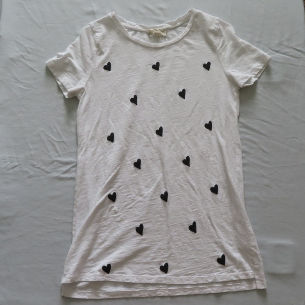 White T-shirt with black hearts
